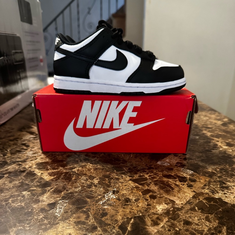 Kids Dunks - Picture 2 of 3